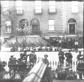 British soldiers on Northumberland Road during the Rising. (UCD Archives)