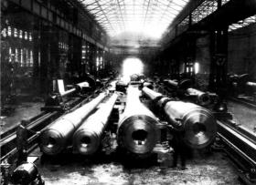 Left: Parkhead gun factory, Glasgow. As the pre-war arms race between Britain and Germany pushed munitions production to new levels, labour discontents came to the fore in Clydeside’s heavy industries. (Glasgow University)