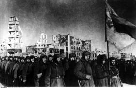 Victorious Soviet soldiers marching through the ruins of Stalingrad. Stalin and his generals had orchestrated a heroic defence of the city that was admired throughout the allied world. (Interfoto)