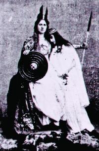 Queen Maeve and her daughter—one of the tableaux vivants staged by Alice Milligan recreating scenes from Irish history and mythology.