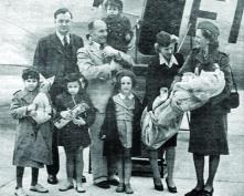 Bob Collis carries one of the Belsen orphans on his shoulder as he arrives with them at Dublin Airport, 1946. (Zoltan Zinn-Collis)