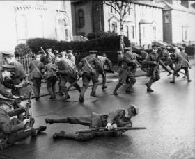 ‘Sherwood Foresters’ (bottom) come under attack on Northumberland Road. (RTÉ Stills Library)
