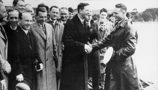 í‰amon de Valera, who had a keen interest in aviation, greeting Capt. Harold E. Gray, commander of the Pan American Yankee Clipper and Clipper III, 6 July 1937. (Foynes Flying Boat Museum)