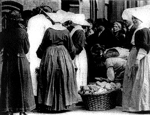 The Daughters of Charity of St Vincent de Paul dispensing bread in 1916. (Murtagh Collection)