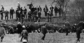 Marchers trapped in the river bed by loyalist ambushers. The white armbands signify membership of the B Specials, while one attacker (left foreground) is wearing what appears to be a police-issue steel helmet. (Belfast Telegraph)