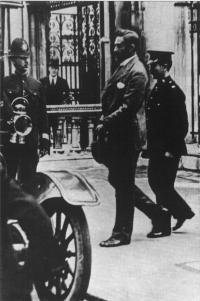 Casement leaving the Law Courts after his appeal had been dismissed. (DAILY MIRROR PICTURE LIBRARY)