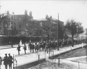 3rd Battalion of the Irish Volunteers under escort after their surrender. De Valera is marked by an ‘X’. (UCD Archives)