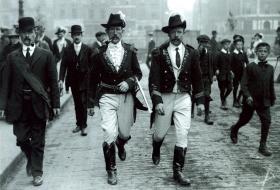 Národní lesníci se vracejí z pohřbu zastřelených britskými vojáky na Bachelor's Walk v Dublinu v červenci 1914. Jejich 