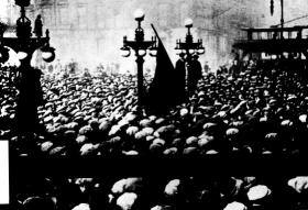 ‘Red Clydeside’—workers’ demonstration (with red flag) in George Square, Glasgow, in 1919. (Scottish Media Newspapers)
