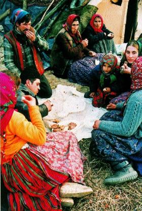 Romanian Roma camping under a bridge in Warsaw, Poland, in March 1994. Drop-out theorists contrast Irish Travellers with this ‘ancient, highly cultured race’ despite the fact that both are subject to identical stereotyping and discrimination from surrounding populations. (Piotr Wójcik)