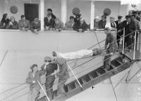 Soldiers of the 1st Infantry (Irish-Speaking) Battalion carrying one of the ten seriously injured stretcher cases off the Knute Nelson. (NLI)Soldiers of the 1st Infantry (Irish-Speaking) Battalion carrying one of the ten seriously injured stretcher cases off the Knute Nelson. (NLI)