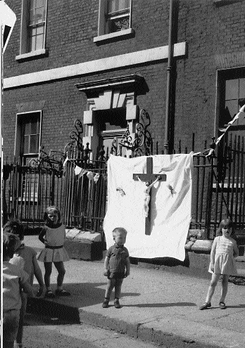 Children outside a Dublin tenement on the feast of Corpus Christi, 1969. (National Library of Ireland)