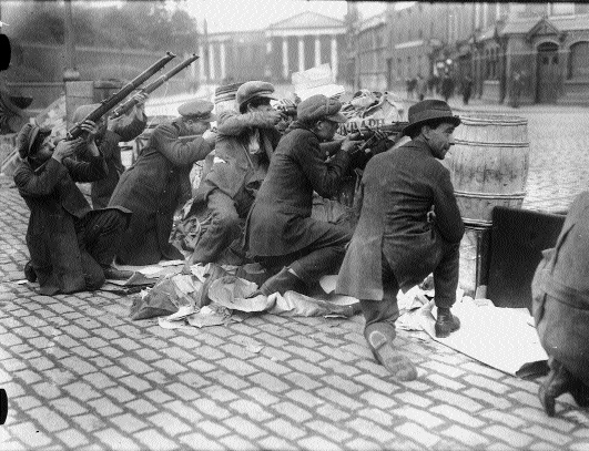 Anti-Treaty IRA men take up positions behind a barricade on College Street (Trinity College top left, Bank of Ireland, top middle).