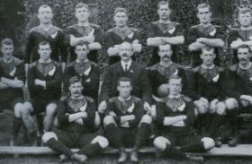 Dave Gallaher (centre, holding the ball) captained New Zealand’s first touring team to Europe in 1905.