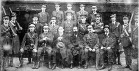 Herbert Pim (seated centre with beard) and Seán MacDiarmuida (to his right) pictured with Irish Volunteers, Cork, 1915. (Mark Wickham)
