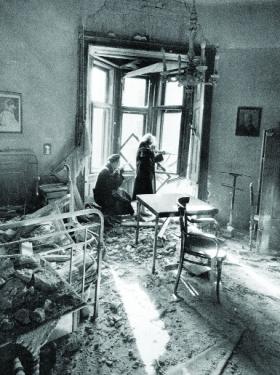 Revolutionaries shooting from the window of a destroyed flat. (Rolf Gillhausen, Stern)