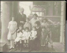 Joseph McGarrity with his wife and nine children in 1919. Once the United States entered the war in April 1917, FOIF activities were drastically scaled back and many branches ceased to function for the duration of the war. A minority within the organisation, such as McGarrity, Clan na Gael leader in Philadelphia, disagreed with the lack of wartime activity. (De Valera Papers, UCD Archives. Courtesy of the UCD-OFM Partnership)