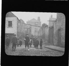 Magenniss’s Court, off Townsend Street, Dublin, c. 1911. (© Royal Society of Antiquaries of Ireland, from a forthcoming publication Darkest Dublin by Chris Corlett)