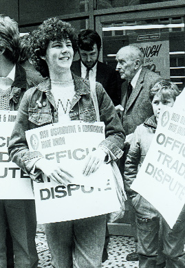 MacBride joins the Dunnes Stores picketers in May 1985. (An Phoblacht)