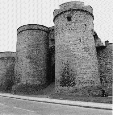 The main gate of Limerick castle (‘King John's Castle'), fortified by two powerful flanking towers. The body of George Webb was carried through this portal on Thursday 23 June 1642 and taken for burial in the nearby graveyard of St Munchin's Church. (Dermot Hurley/Shannon Development)