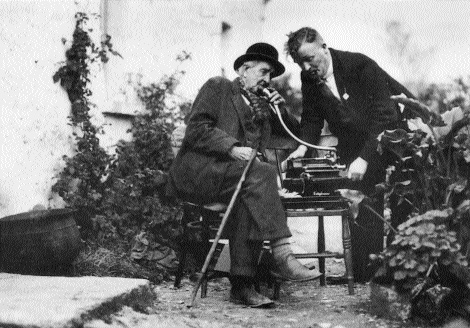 Tadhg í“ Murchíº, collector with the Irish Folklore Commission, recording on the ediphone in Spuncán, Waterville, County Kerry, c. 1936. (Roinn Bhéaloideas í‰ireann, UCD)
