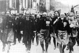 The climax of the skilfully orchestrated ‘March on Rome’, 28 October 1922. Mussolini is already out of his black shirt and in ministerial garb. (AKG, London) 