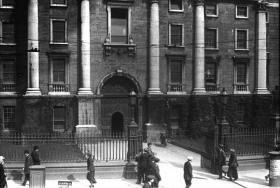 Trinity College front gate c.1920. (RTE Stills Library)