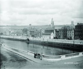Cork at the turn of the nineteenth/twentieth century, with St Anne’s, Shandon, famous for its bells, in the background. This photo, and others taken outside Dublin, was probably the work of Lawrence’s assistant, Robert French.