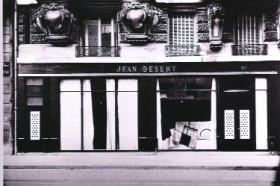 Gray’s Jean Désert Gallery, which opened on the rue du Faubourg in 1922 with the aim of showcasing the best of crafts, became a fashionable meeting place for the beau monde, although they were slow to spend their money.