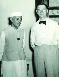 Éamon de Valera with Indian prime minister Pandit Jawaharlal Nehru during his visit to India in 1948. (Irish Press).
