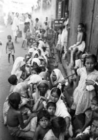 Refugee women and children queueing for food in Calcutta in December 1943. Having to queue for hours for food forced such migrants to indulge in unhygienic practices and created unhealthy conditions in the localities where shops were located. (William Vandivert, Life)