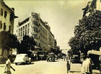 The Hindustan building in the centre of Calcutta. In many respects life proceeded as normal, since the authorities prioritised the city and its war-related production over the rest of the province (note the military vehicles). Concern for Calcutta’s ‘priority classes’ accounted for the forcible requisition of rice from mills and warehouses in and around the city in late December 1942.