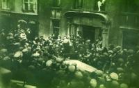 Collins getting into his car outside the Eldon Hotel, Skibbereen, on Tuesday 22 August 1922. His next stop was Sam’s Cross and then Bandon. (Cork Public Museum)