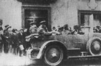 The last known photograph of Collins alive (seated at the back of the vehicle, with Emmet Dalton to his right), leaving Lees’ Hotel, Bandon, before heading to Béal na Bláth. (Cork Public Museum)