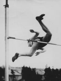 Thelma Hopkins’s world-record high jump at the Cherryvale sports grounds, Queen’s University, Belfast, in May 1956. Women had been running and jumping in public from as early as the 1890s. (Seán and Maeve Kyle)