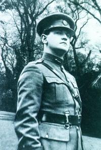 Michael Collins in the grounds of Portobello Barracks, Dublin, just before his fateful trip to West Cork in August 1922. But is his cap badge the same one (right) put up for auction at Mealy’s? The pencilled note of authentication signed by ‘Seán’ [Gen. Seán Mac Eoin] reads: ‘Cap badge removed from General Michael Collins vehicle at Cork Union Hospital August 23 1922’. (Emmet Dalton and Mealy Auctioneers)