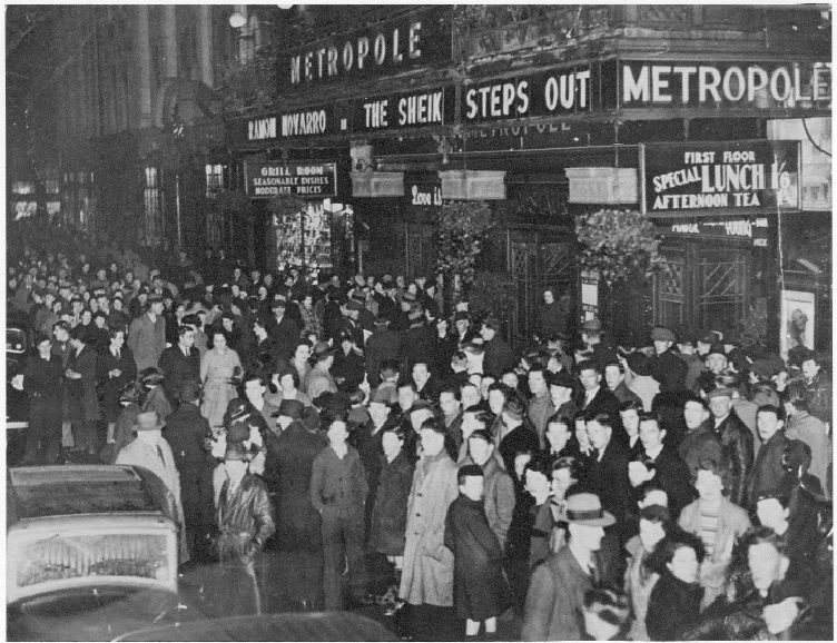 Crowds queuing at the Metropole c. 1938. (National Library of Ireland)