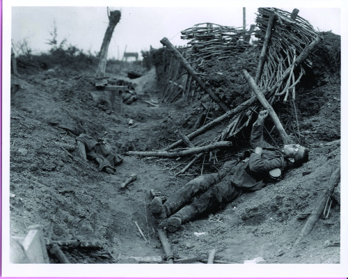 A dead German soldier near Messines. (Imperial War Museum)