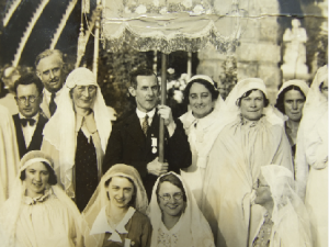 Right: Frank Duff with members of the Legion of Mary in Lourdes, 1934. (Legion of Mary) Below: Frank Duff pointing out the various Legion of Mary senati throughout the world. Even in the twenty-first century the Legion retains a global reach. (Legion of Mary)