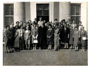 President Eamon de Valera welcoming congress delegates of the International Alliance of Women to Áras an Uachtaráin in 1961. Hilda Tweedy is standing to the right of de Valera; Úna Byrne is just behind her, to the right. (NAI)