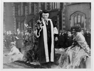 Massey sharing a lighter moment at Queen’s University, Belfast, in the course of his second visit in 1923. (Alexander Turnbull Library, Wellington, NZ)