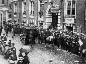 A London recruiting office in 1914. The pre-1914 system of medical screening proved unable to handle the unprecedented rush of recruits in the immediate aftermath of the outbreak of war. (IWM)
