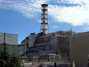 Above: The Chernobyl power plant in 2006, with the sarcophagus containment structure and (inset) an aerial view of the damaged core on 3 May 1986.