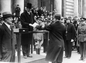 Above: Éamon de Valera accepting the 1916 Roll of Honour outside the GPO in May 1936. (NMI)