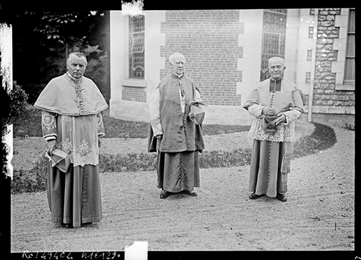 Above: One of the leaders of the French Catholic Church delegation to Ireland in October 1916, the bishop of Orléans, Msgr Stanislas Touchet (left), with the auxiliary bishop of Dublin, Nicholas Donnelly (centre), and the bishop of Digne, Léon-Adophe Lenfant (right), at the annual Mass in Orléans for Joan of Arc (canonised in 1920) in May 1917. (Agence Rol)
