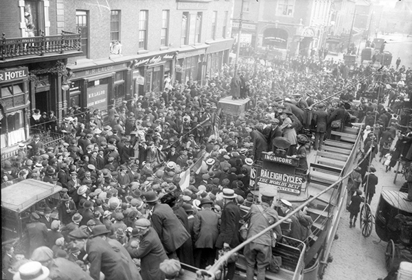 Above: Crowds at Westland Row railway station, Dublin, welcoming home released internees, Christmas 1916. (NLI)